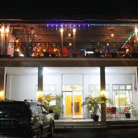 Hotel Mathilda Maumere Extérieur photo