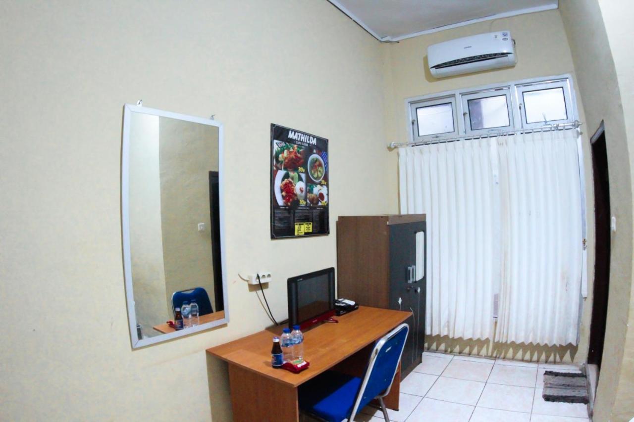 Hotel Mathilda Maumere Extérieur photo