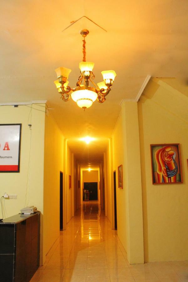 Hotel Mathilda Maumere Extérieur photo